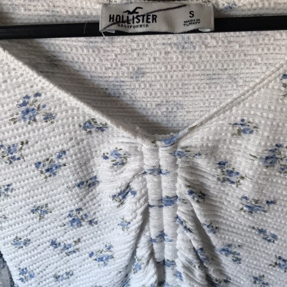 Small Cropped long sleeve Hollister top - Picture 2 of 4